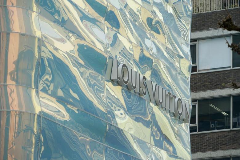 Unique Design Glass Building of Louis Vuitton Fashion House and
