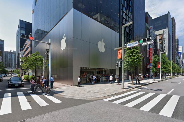 Inside The First Apple Store 