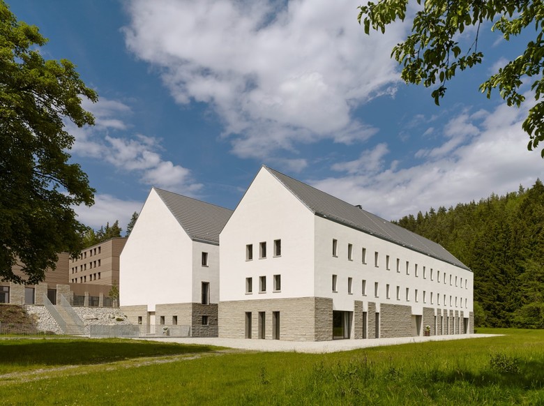 Ein Ort Der Begenung Modernisierung Und Neustrukturierung Des