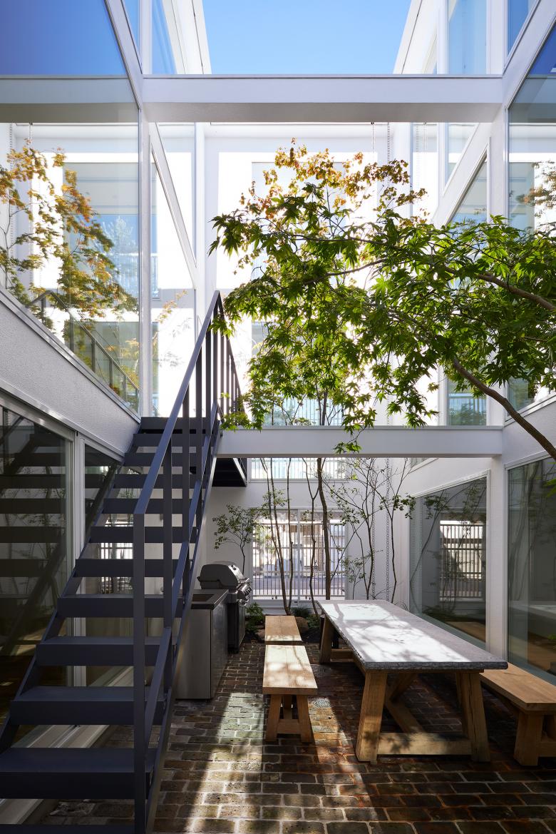 House Connected By Courtyard Akio Nakasa Naf Architect Design